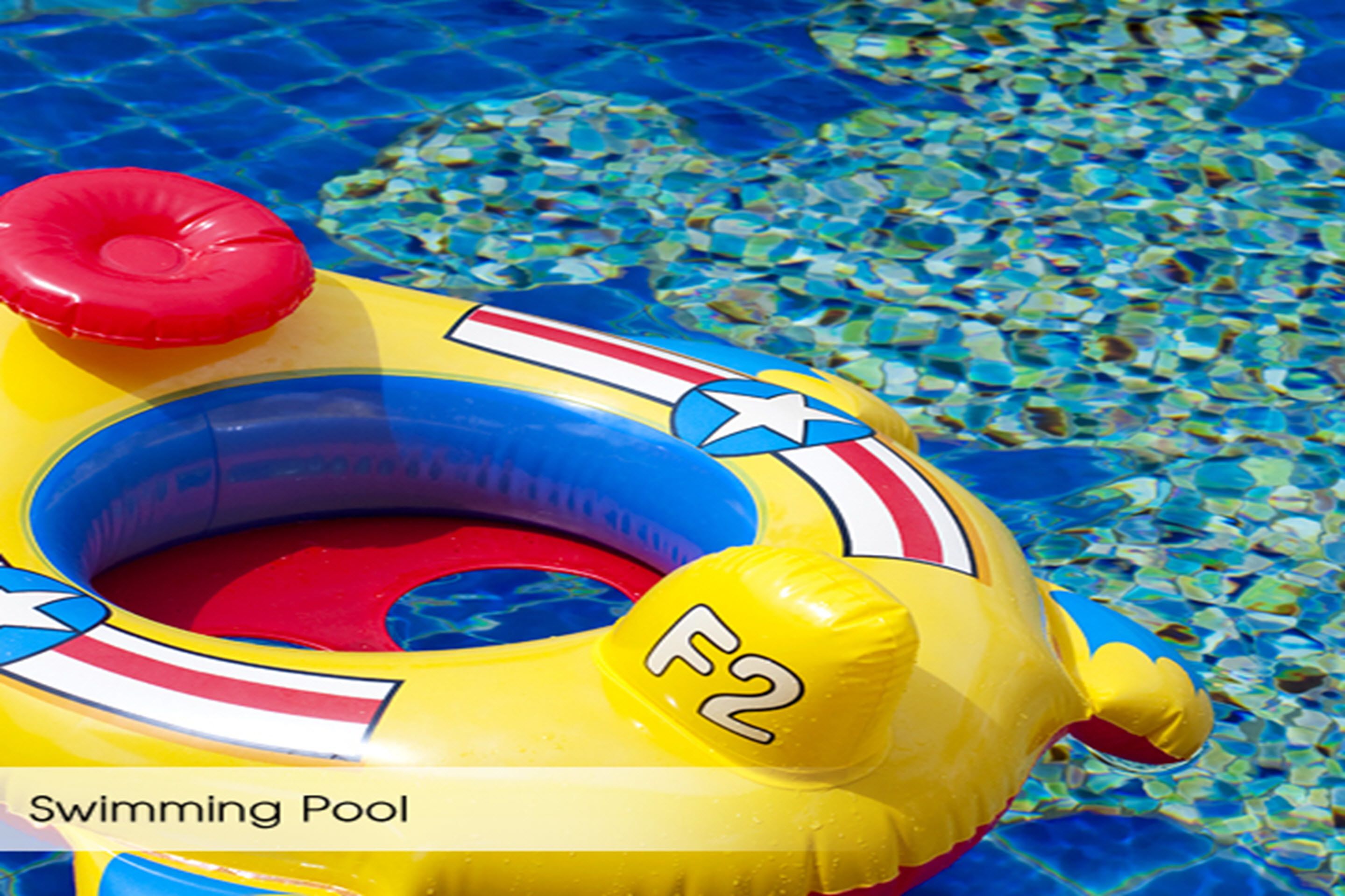 Um boião inflável para piscina com um desenho de estrela e o número "F2".