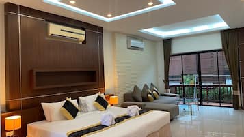 Grand Superior Room | Een kluis op de kamer, een bureau, verduisterende gordijnen