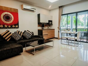 Suite Deluxe | Área de sala de estar | Televisión LCD de 40 pulgadas con canales digitales y televisión 