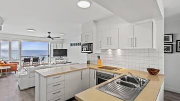 Geladeira, micro-ondas, cooktop, lava-louças