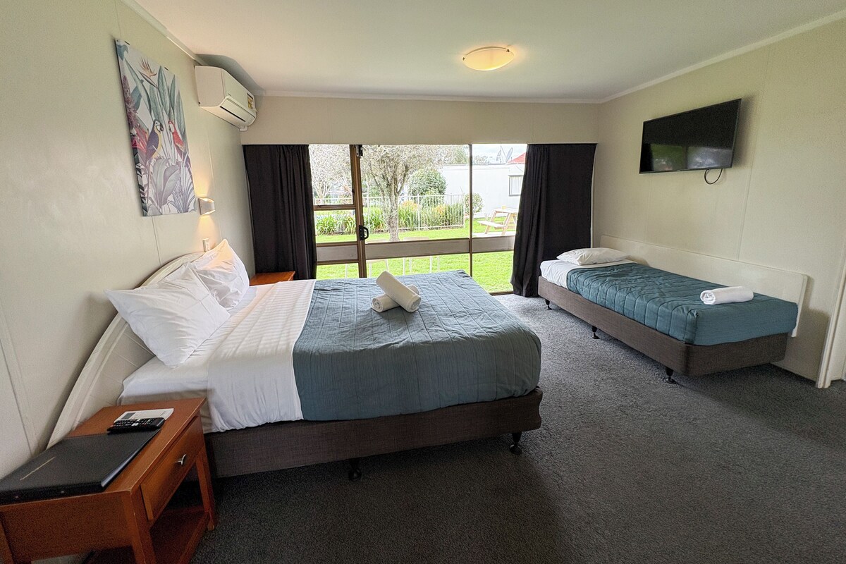 Desk, iron/ironing board, WiFi (free), bed sheets
