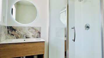 Suite estudio Deluxe | Baño | Ducha, secador de pelo, toallas y jabón