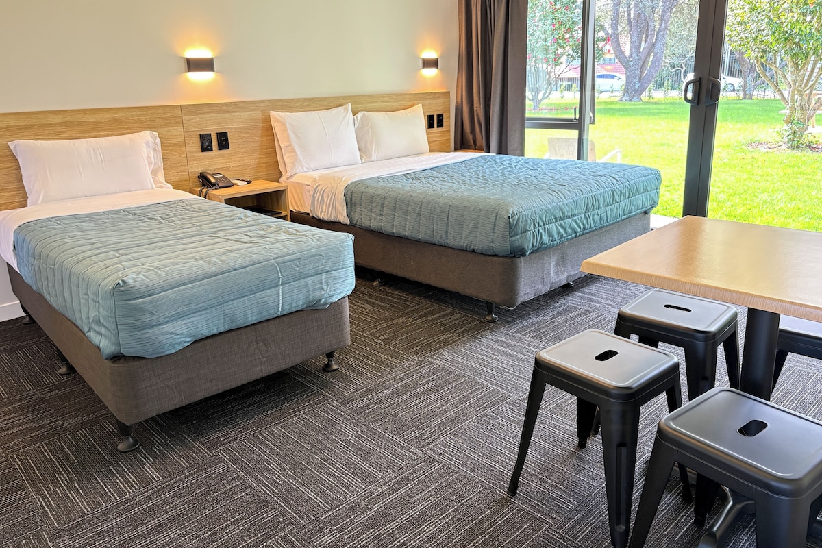 Family Suite, 1 Bedroom, Non Smoking, Garden View | Living area