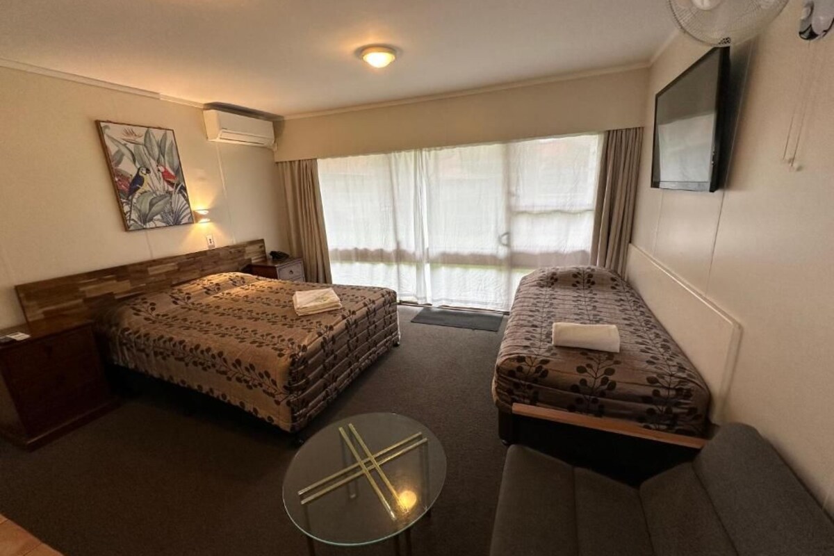 Studio | Desk, iron/ironing board, WiFi (free), bed sheets