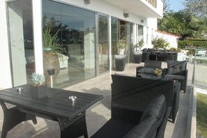 Lunch och middag serveras, njut av de goda smakerna från grekiska köket.