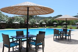 Outdoor pool, pool umbrellas, sun loungers - Vallian Village (Rhodes)