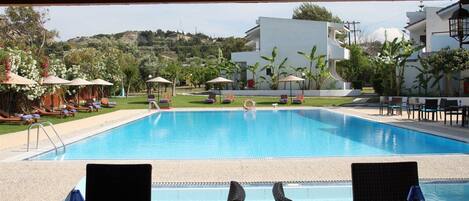 Utendørsbasseng, bassengparasoller og solsenger