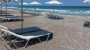 A beach with sun loungers and umbrellas. - Vallian Village (Rhodes)
