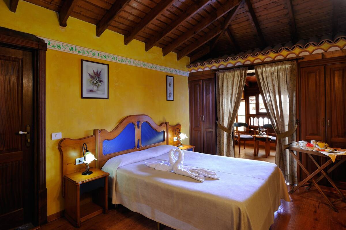 Minibar, desk, free WiFi, bed sheets