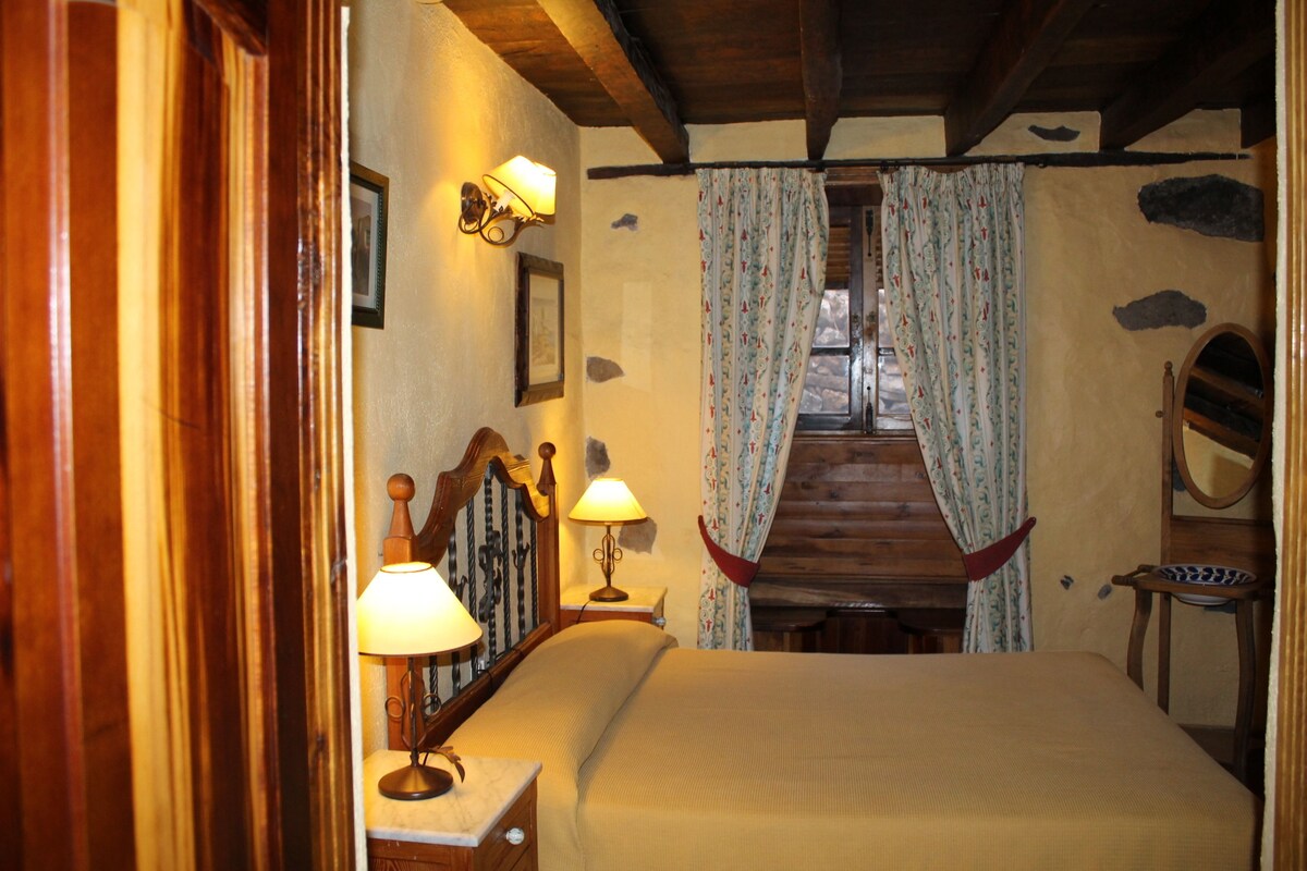 Minibar, desk, WiFi (free), bed sheets