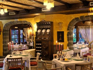 تقديم الإفطار والغداء والعشاء