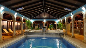 Indoor pool, outdoor pool, pool umbrellas - El Nogal Hotel Boutique & Spa (Vilaflor)