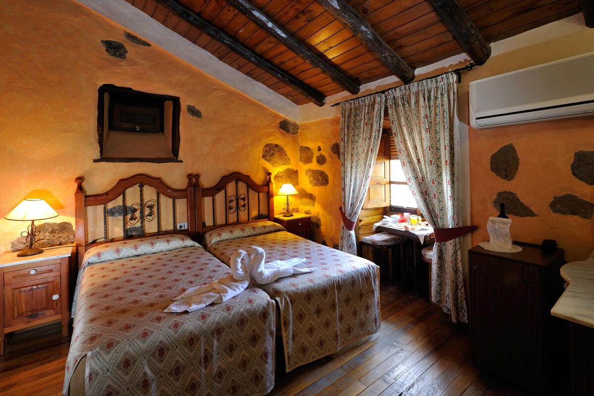 Minibar, desk, WiFi (free), bed sheets