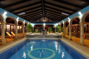 Indoor pool, outdoor pool, pool umbrellas - El Nogal Hotel Boutique & Spa (Vilaflor)