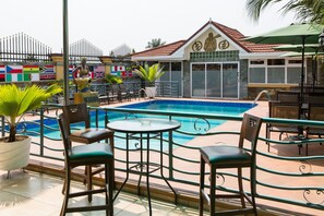 Una piscina al aire libre
