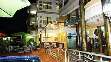 Poolside bar