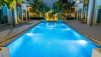 4 outdoor pools, sun loungers