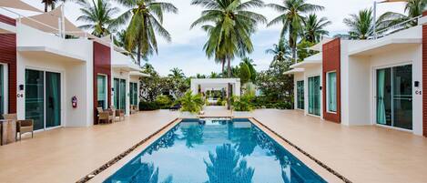 4 outdoor pools, sun loungers