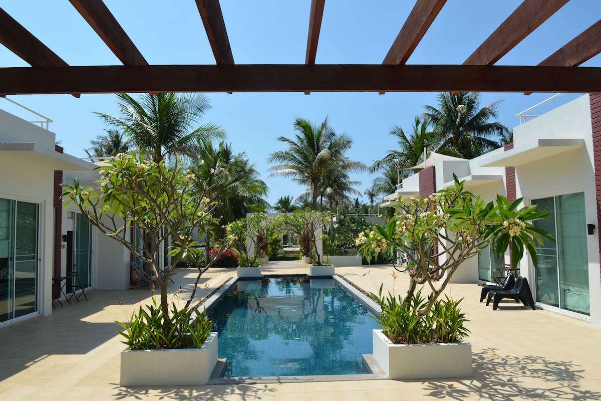 4 outdoor pools, pool loungers