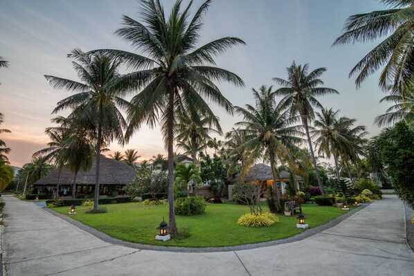 Garden - The Beach Village Resort (Sam Roi Yot)