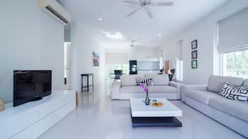 2 Bedroom Pool suite | ๊ฑฐ์ค | TV