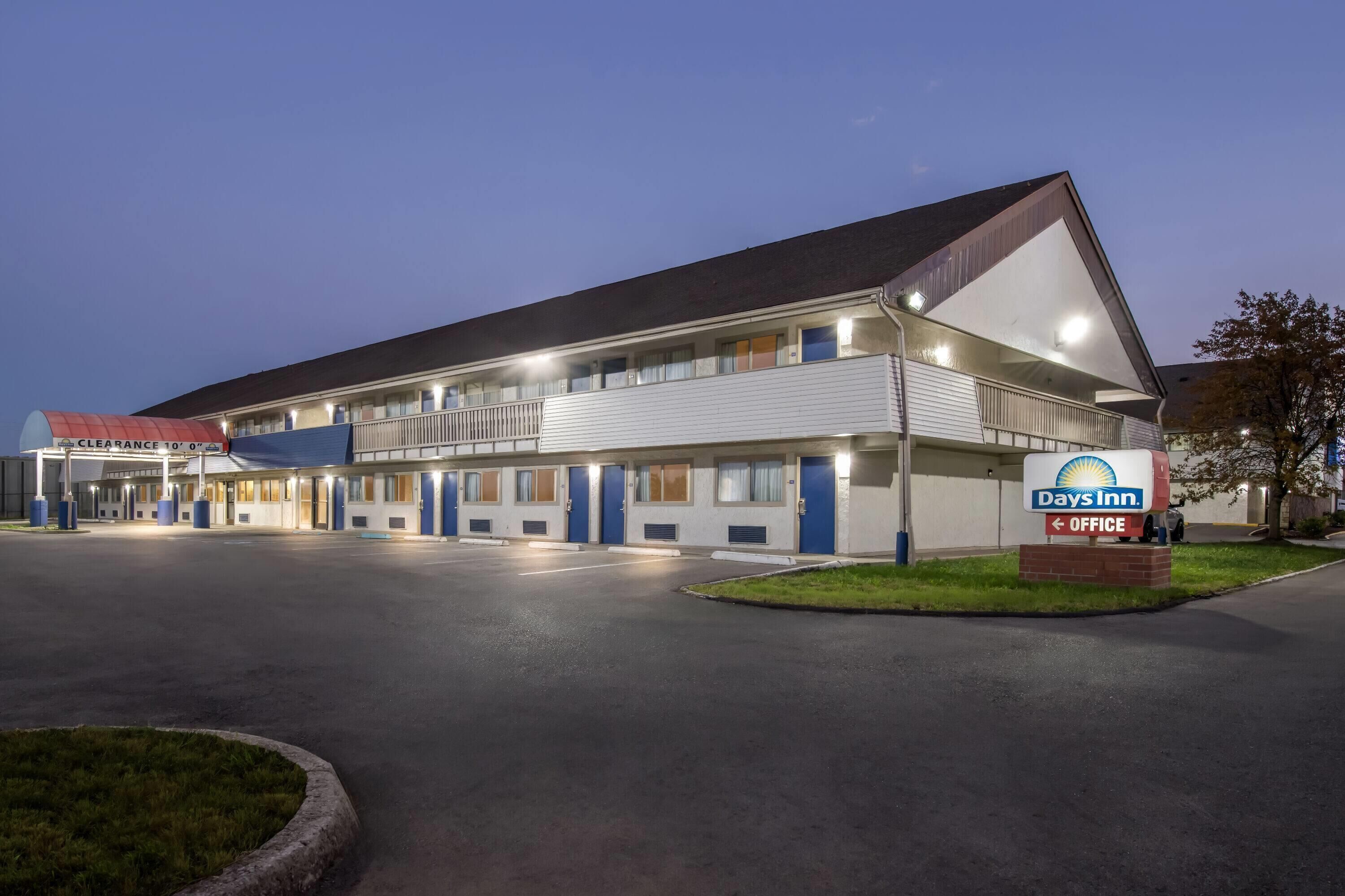 Un hôtel Days Inn avec une enseigne bien visible indiquant l’emplacement du bureau.