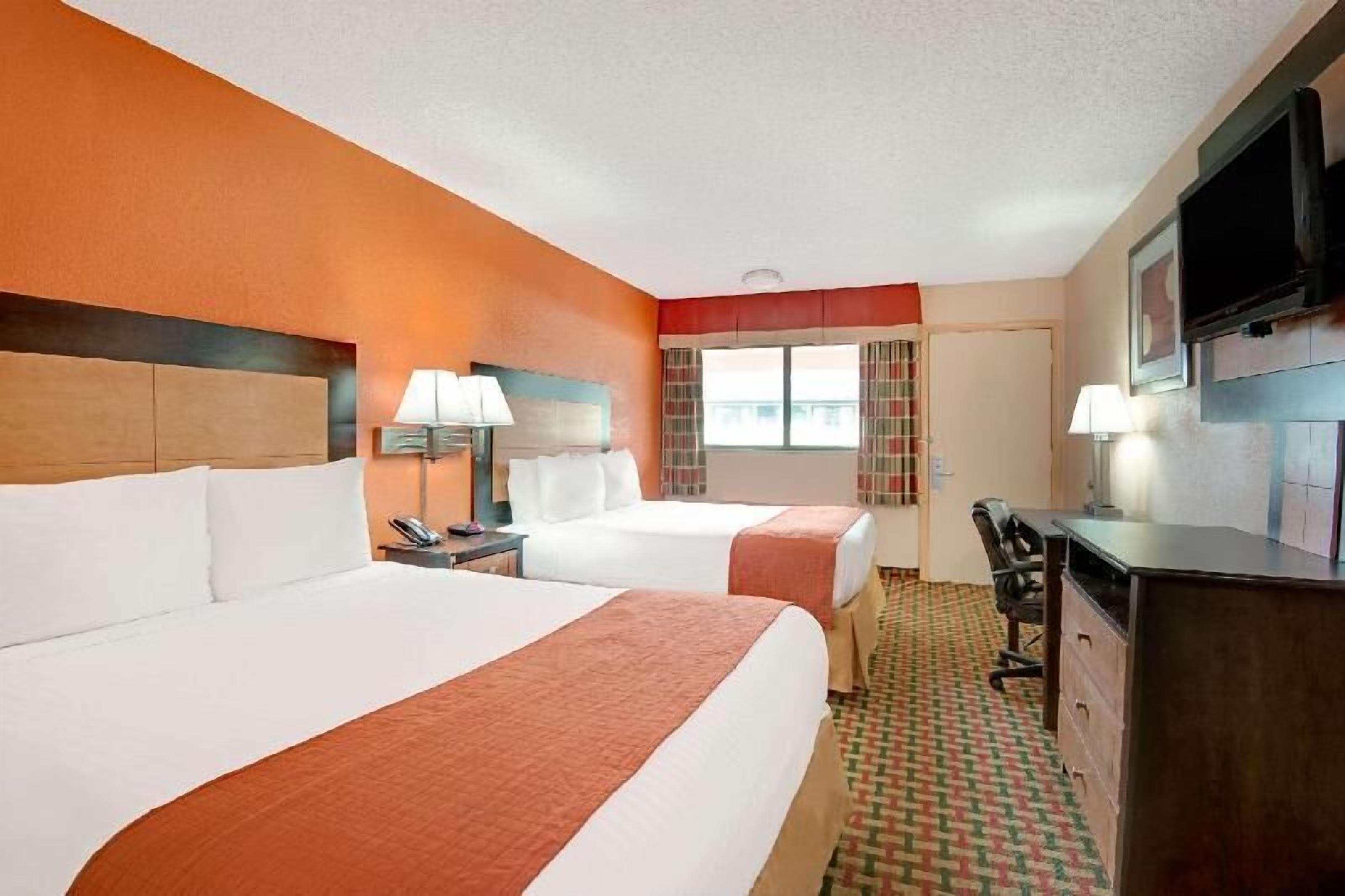 Escrivaninha, cortinas blackout, quartos à prova de som