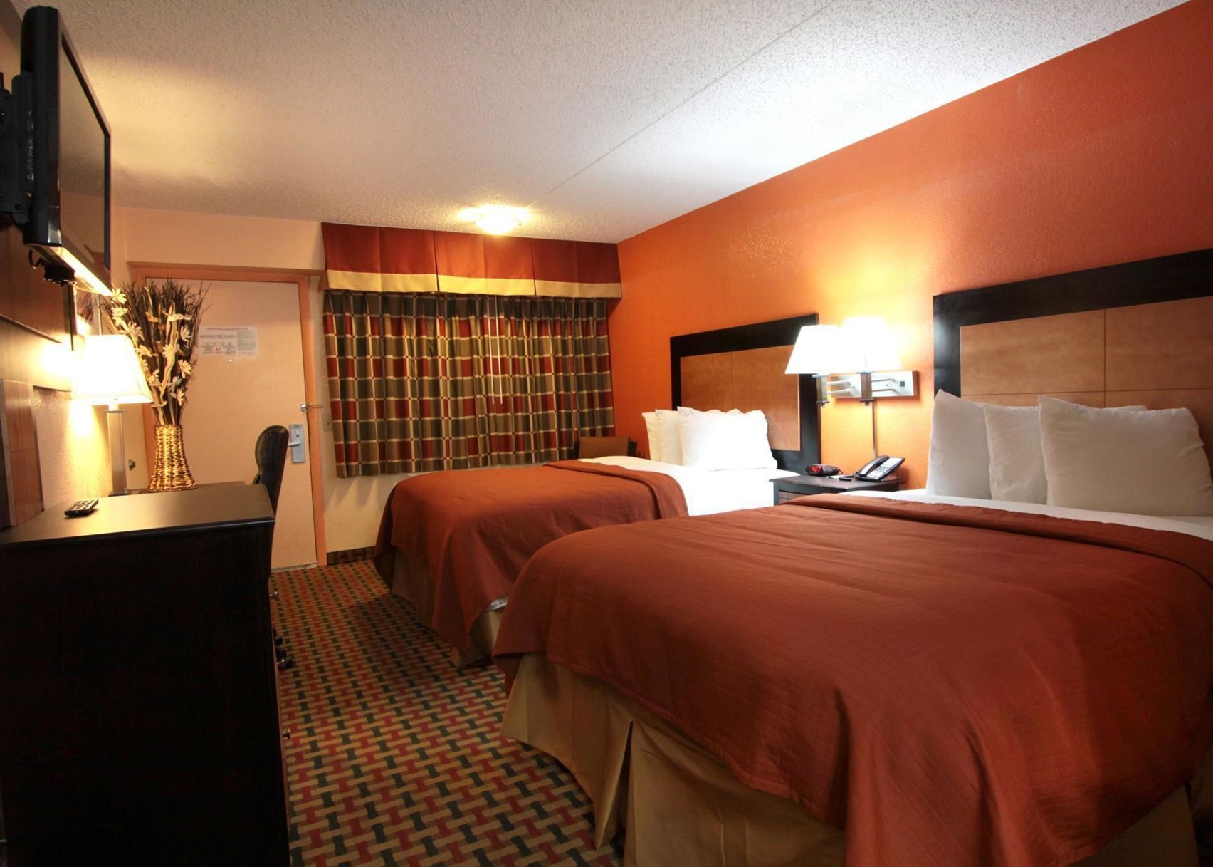 Escrivaninha, cortinas blackout, quartos à prova de som