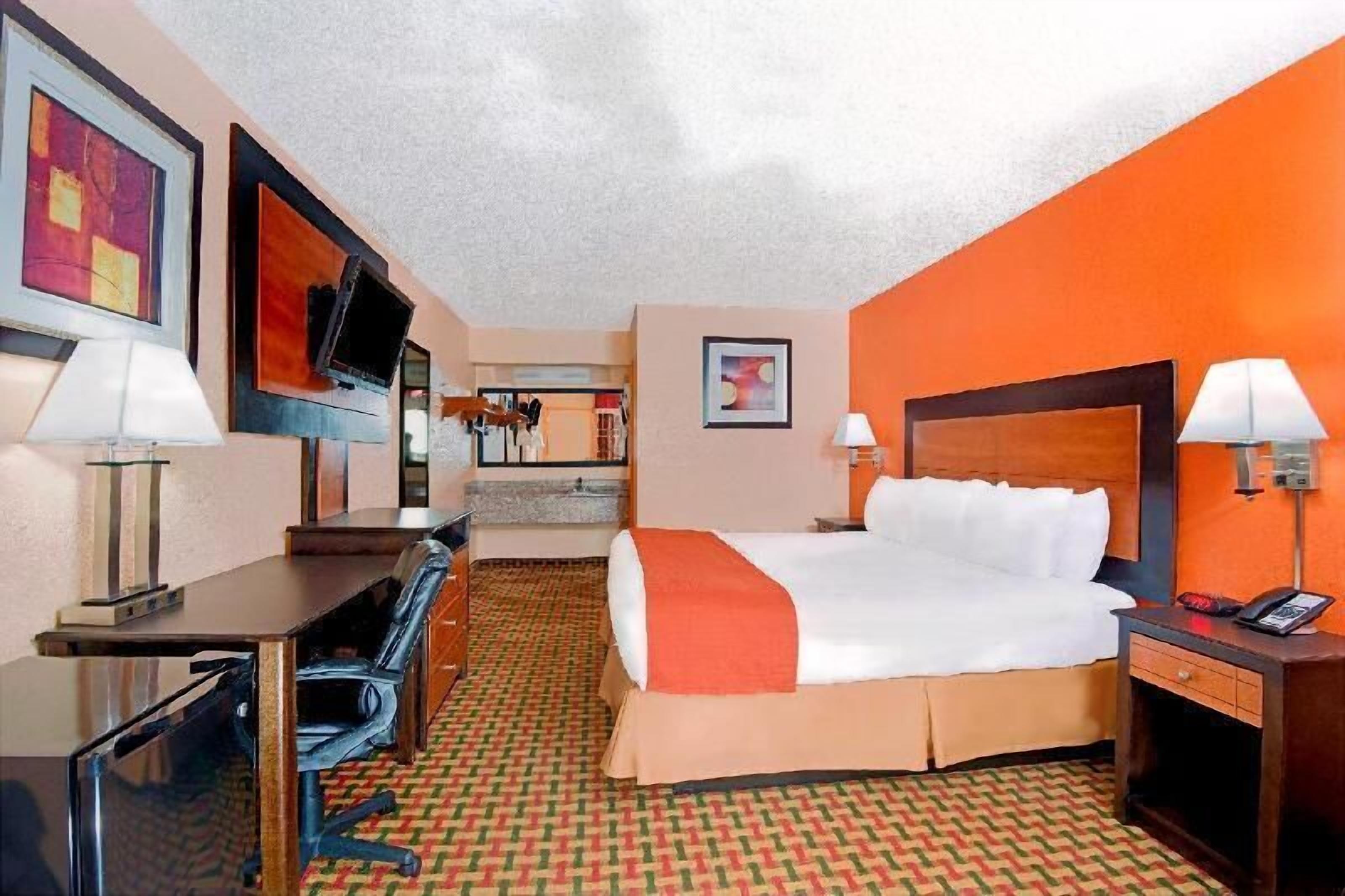 Escrivaninha, cortinas blackout, quartos à prova de som