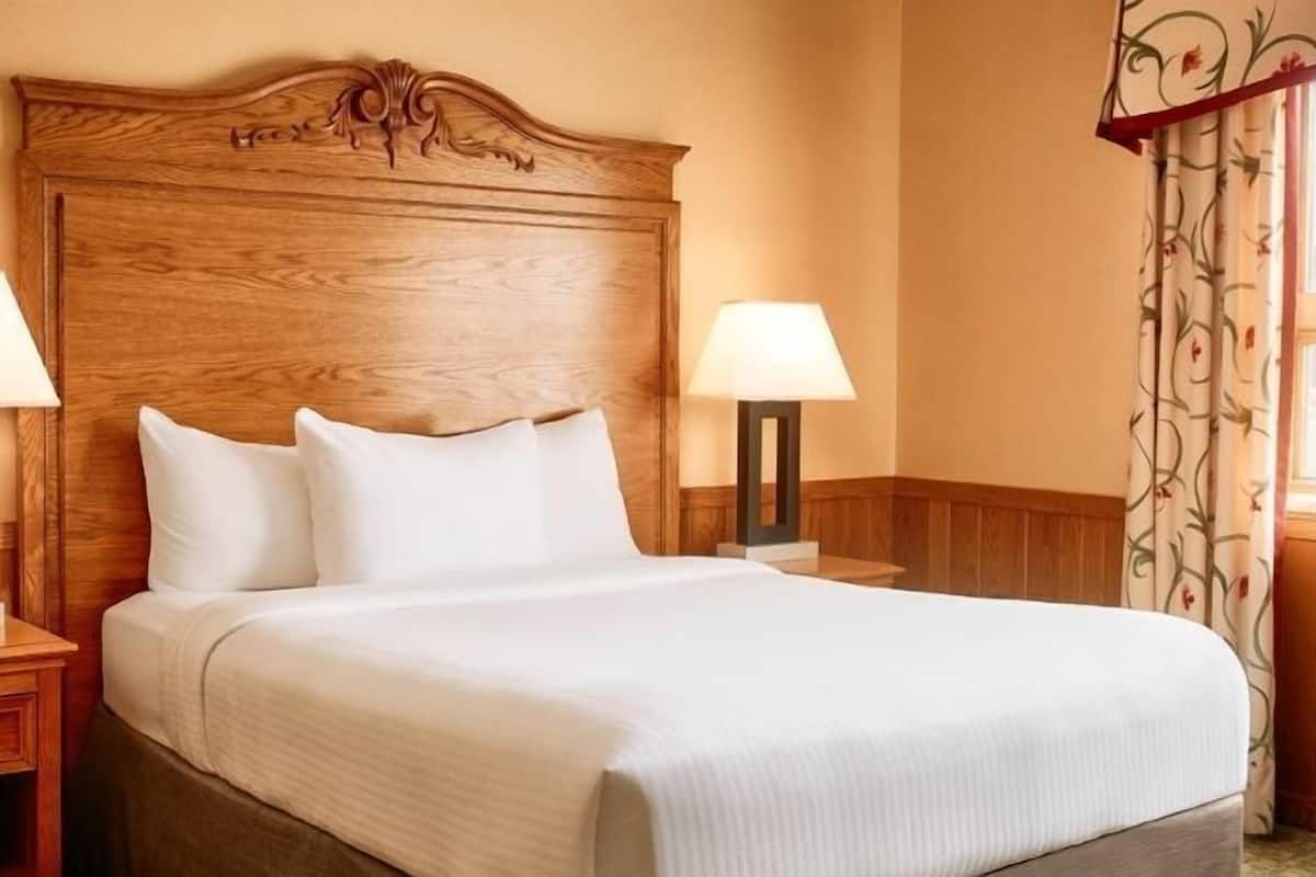 Deluxe Room, 1 Queen Bed | Desk, free WiFi, bed sheets, wheelchair access