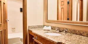 Combined shower/tub, free toiletries, hair dryer, towels - Oglebay Resort (Wheeling)