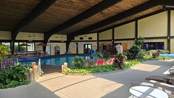 Kolam renang indoor dan kolam renang outdoor musiman