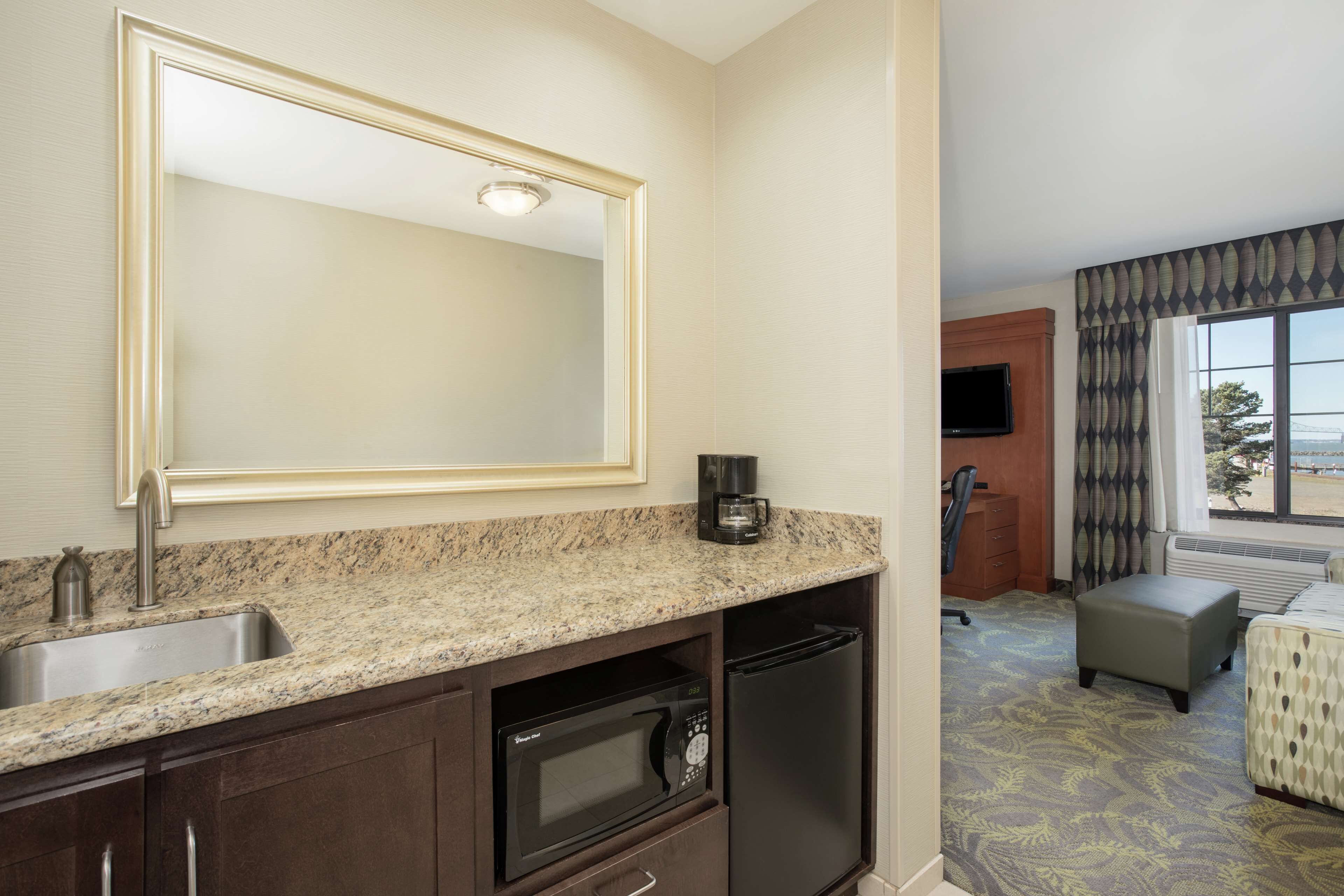 studio, one king bed | bathroom | combined shower/bathtub, hydromassage showerhead, hair dryer, towels