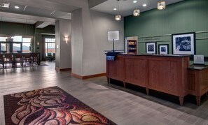 Reception - Hampton Inn and Suites Astoria (Astoria)