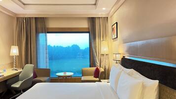 1 habitación, caja de seguridad en la habitación y escritorio