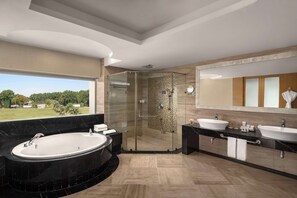 Chambre présidentielle | Salle de bain | Articles de toilette (gratuits), séchoir à cheveux, peignoirs