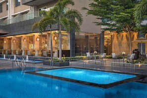 Piscine extérieure, cabanas gratuites, chaises longues
