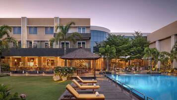 Alberca al aire libre, camas balinesas gratuitas y camastros