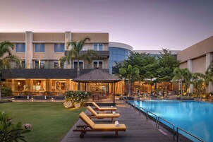 Outdoor pool, free cabanas, sun loungers