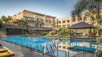 Kolam renang outdoor, dengan cabana gratis dan kursi berjemur