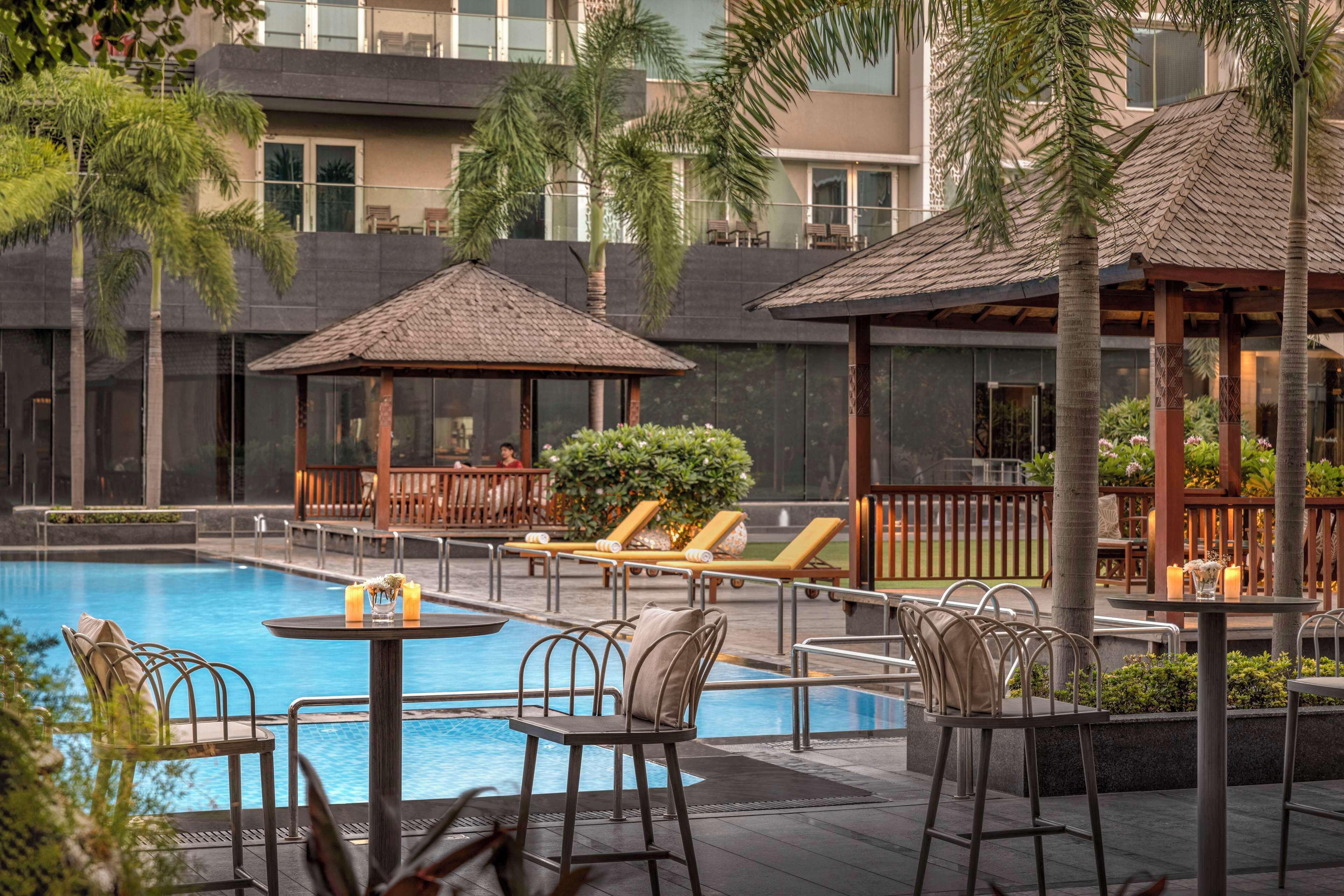 outdoor pool, free pool cabanas, pool loungers