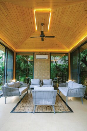 Vila, piscina particular, no jardim (Gazebo) | Comodidades do quarto