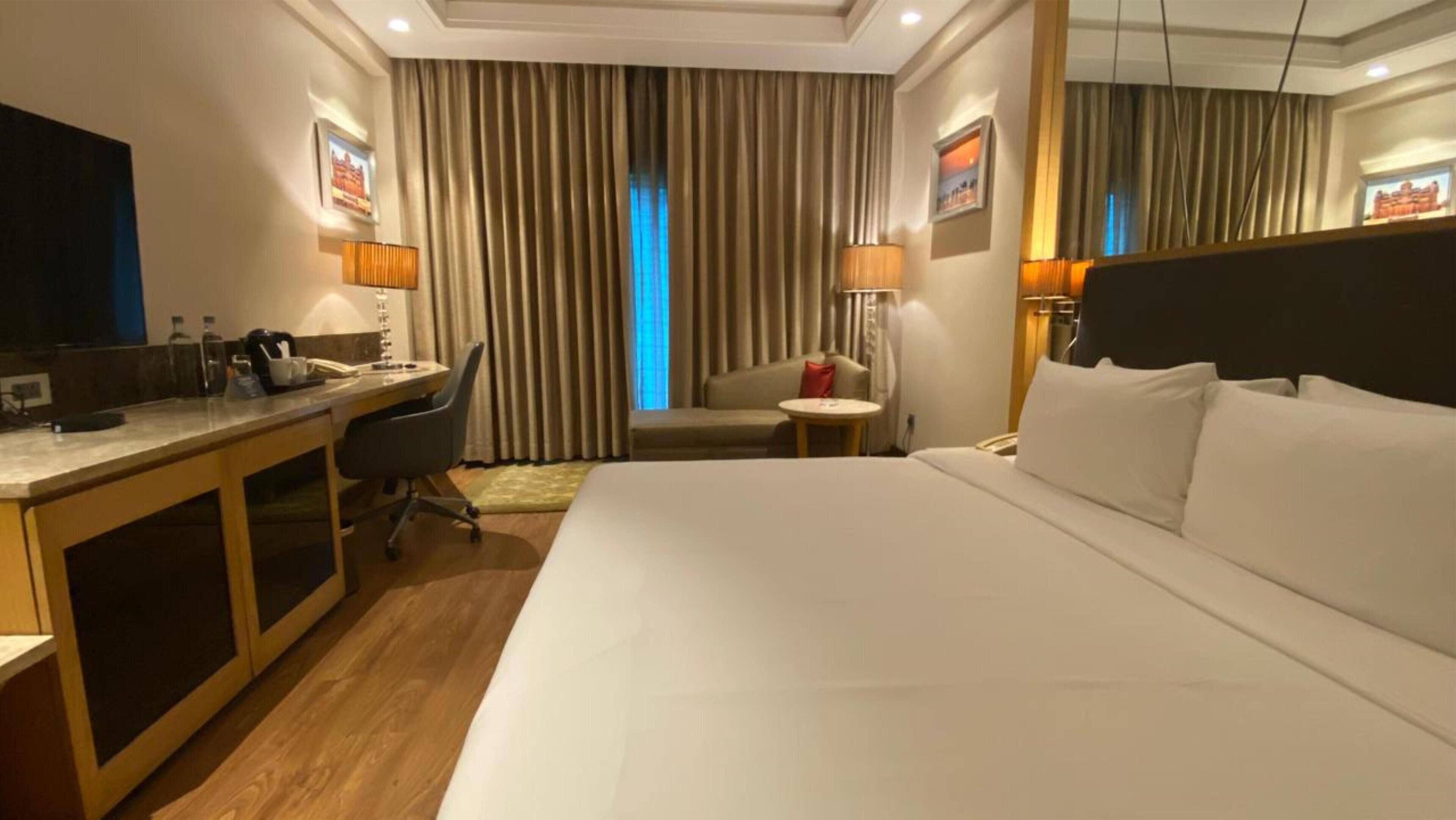 Rom – deluxe | Safe på rommet, skrivebord og skrivebord for bærbar PC