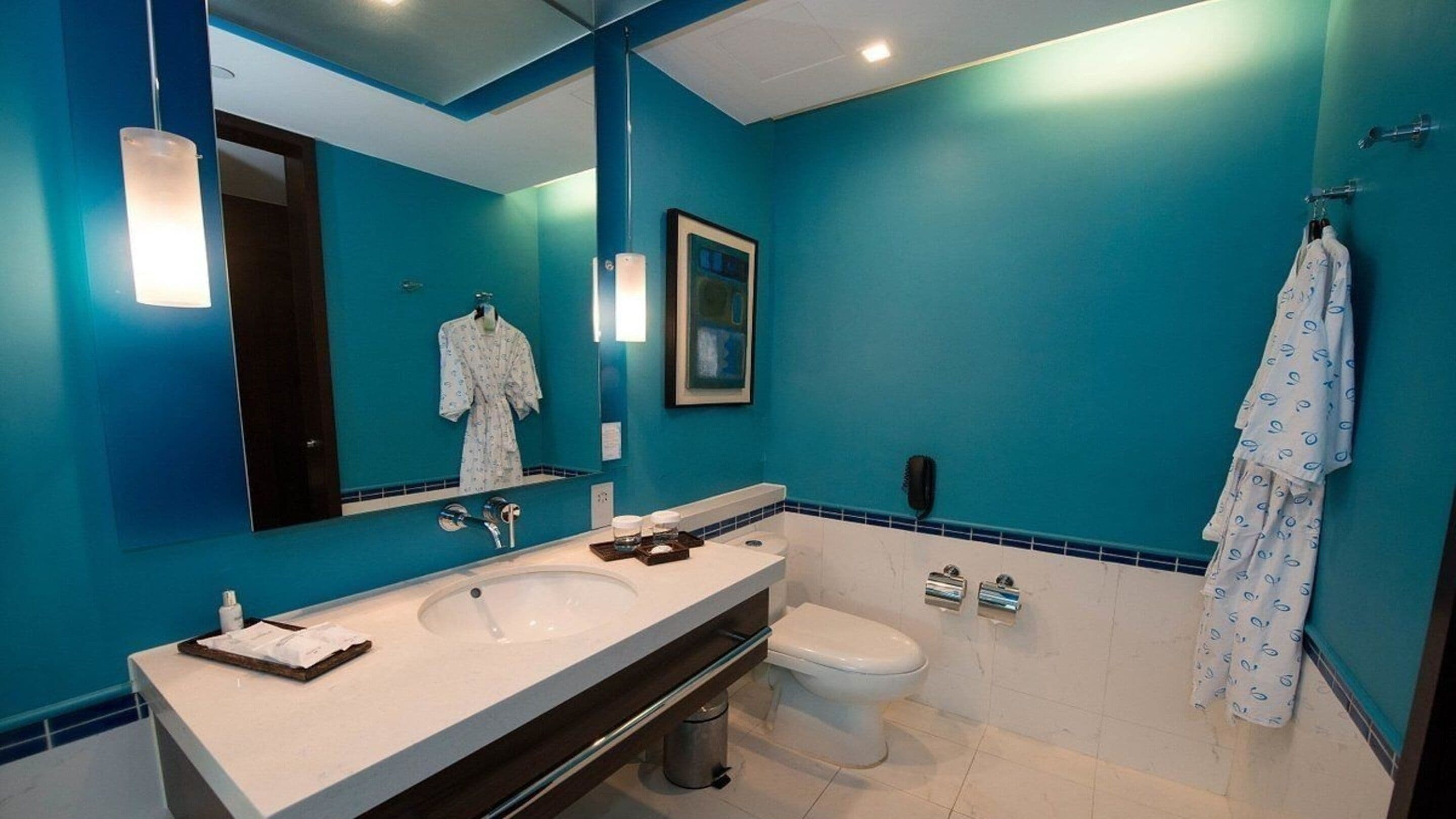 Une salle de bain moderne avec deux lavabos, des toilettes et un espace douche.