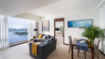 Een kluis op de kamer, een bureau, een strijkplank/strijkijzer