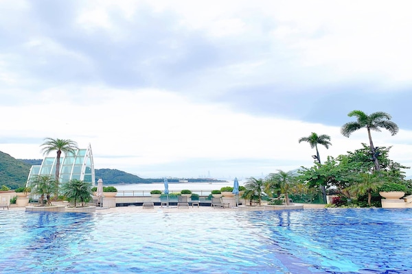 Außenpool, Sonnenschirme, Liegestühle