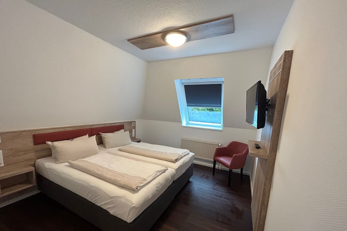 Comfort tweepersoonskamer | Een minibar met enkele gratis items, een kluis op de kamer, een bureau