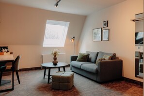 舒適雙人房 | 迷你吧贈品、房內夾萬、書桌、熨斗/熨衫板