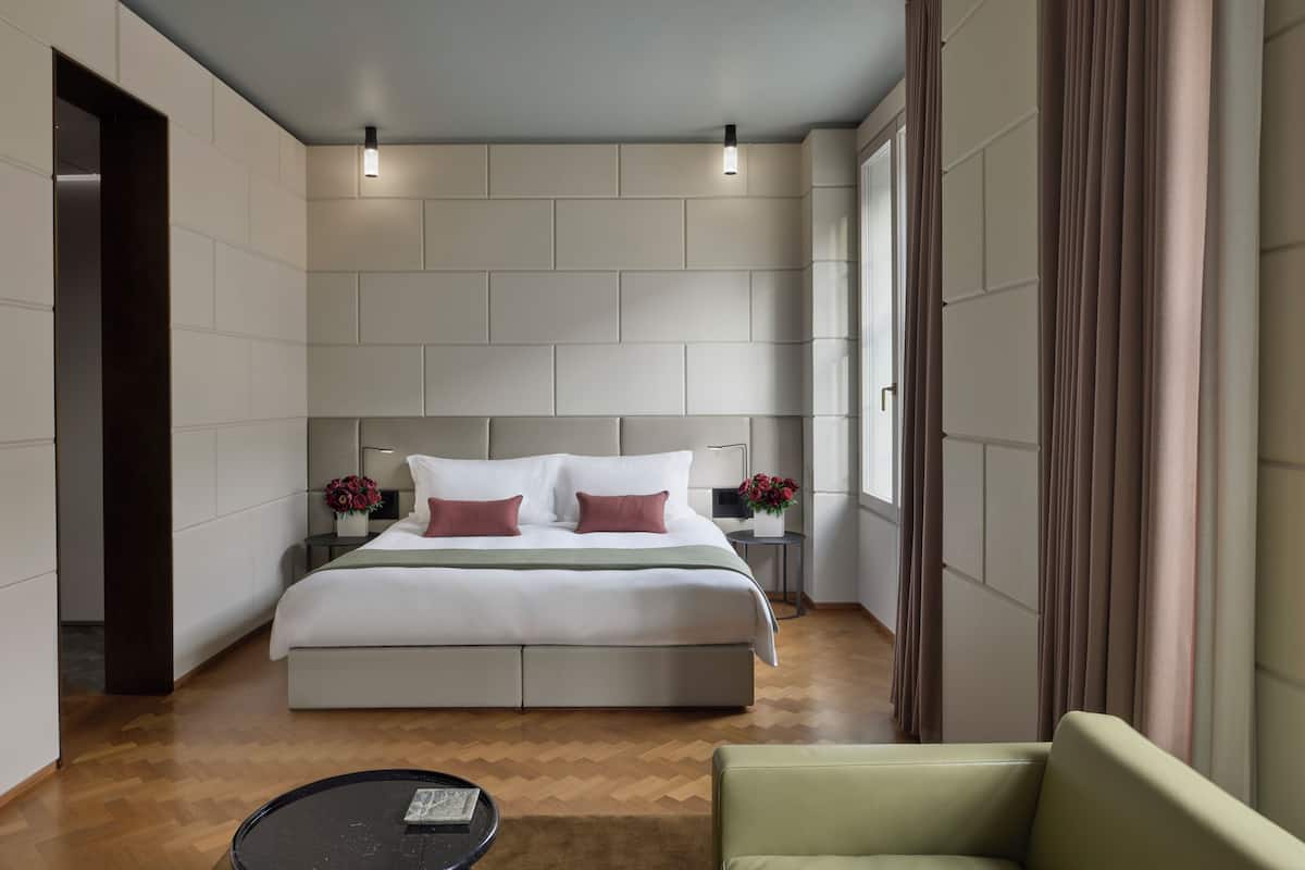 Club Suite | 1 bedroom, Egyptian cotton sheets, premium bedding, minibar