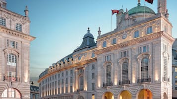 Vista frontal de la propiedad por la tarde o noche